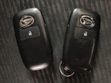 スマートキーを装備しています☆カギをカバンやポケットに入れて頂いた状態でドアロックの開閉やエンジンスタートをして頂けますよ!とても便利な装備です!