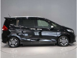 後ろが両側スライドドア(両側とも電動タイプ)です!スライドドアのお車ですと、狭いスペースでも乗り降りしやすいです。