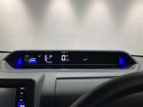 メーターが運転席から見やすいインパネ中央部に配置してるので走行中の視線移動が少なく快適です。