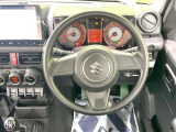 インテリアに合わせたデザインのステアリングは、運転される方のことも考え、運転しやすい形状、大きさです。是非一度、実際に触ってお確かめください。