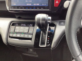 インパネシフトだから視線の移動も少なく足元もスッキリ♪運転席もゆったりしているのでゆとりを持ってドライブできますね!
