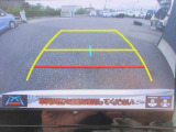 〔バックカメラ〕ギアをバックに入れると画面に自動的に後方映像が映し出され確認可能です。車庫入れなどの際に安全確認が出来て安心ですね。
