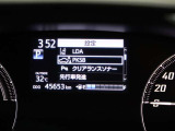 レーンディパーチャーアラートとは車線または走路からの逸脱の可能性を警告すると共に、車線または走路からの逸脱を避けるためのハンドル操作の一部を支援する機能です。詳細は販売店スタッフまでおたずねください。