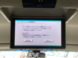 リア席モニター(フリップダウンモニター)装備!ナビゲーションと組み合わせることで、走行中でも後席では地上デジタルTV放送やDVDビデオなどの映像も楽しめます。