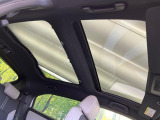 【ガラスルーフ】ガラスルーフ搭載で車内の解放感が一気にアップ!開放的なドライブをお楽しみいただけます。