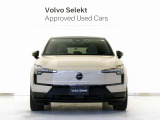 EVエクステリアならではのフロントシールドデザイン、ボルボアイデンティティを進化継承する印象的なトールハンマーライトが、自信に溢れたモダンなフェイスを表現。