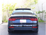 リヤは一番良く見られていると言われています。後続車からはこのように見られています。息を飲むような独特の重厚感のあるグラマラスなリヤデザイン。後ろからの強い視線を感じます。
