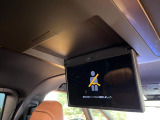 【フリップダウンモニター】大画面モニターで後席でもエンタメをお楽しみいただけます。小さなお子様にも大人気の装備です♪