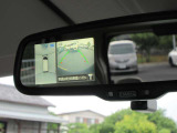 〔スマートルームミラー〕内蔵モニターにより後方の状況をクリアな画像で確認出来ます。夜間も勿論、くっきり!通常のルームミラーに切替も可能です。