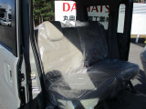 届出済未使用車ですので、内装キレイです♪ また、シートカバーの取付等も承ってましたのでお気軽にご相談ください♪