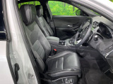 質感の高いシートでございます。使用感が出やすい運転席ですが、綺麗な状態を保っております。前席の状態は内装の状態を見る大きなポイントになると思いますので、是非一度、実際にご覧くださいませ。