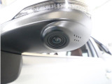 助手席側で見えにくい左前方の映像を、車内のマルチファンクションディスプレイに映し出します。前方への駐車や左寄せ、狭い道でのすれ違いなど、さまざまなシーンで安心して運転できる便利な機能です。