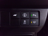 パーキングセンサーや横滑りを防ぐVSA等のスイッチ類は運転席の右側、手の届きやすい位置にあります。