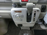 シフトレバーの位置がステアリングに近くて、運転しやすいインストシフトノブ。足元もスッキリです