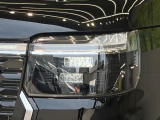 【LEDヘッドライト】悪天候や夜間走行時も良好な視界を確保し安心して運転できる高輝度LEDヘッドライトを装備!点灯速度が早く、消費電力も抑えられています。