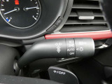 アダプティブLEDヘッドライト装着車 前方に他の車両がいる状況でも、周辺をハイビームで照射することができ、夜間の視認性がよくなり、安全性が高まります。