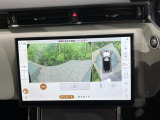 サラウンドカメラ(360&deg;カメラ) 車載のカメラを駆使し、車を真上から見下ろしている映像に変換、センターディスプレイに表示させ、安全な駐車をサポート。縦列駐車や狭い場所への駐車に大きく役立ちます。