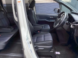 ヘタリもなく綺麗な状態です。シートリフトがついてますので、お好みのシートポジションで運転できます。