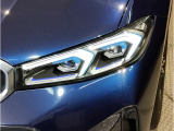 【LEDヘッドライト】先進のLEDテクノロジーを採用。放射される白色光の周波特性は太陽光に近く、バイキセノン・ヘッドライトを上回るコントラストで更に明るく輝きます!
