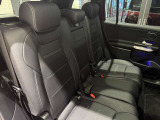 メルセデスのシートは少し硬めになっております。長時間の運転の際、適度な反発があることでお尻や腰の負担を減らす効果が御座います。