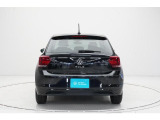 【リヤ】〔ダークティンテッドガラス〕付き。リヤのVWエンブレムは、バックカメラを内蔵しハッチバックを開け閉めする際の取っ手にもなります。