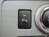 コーナーセンサーを車の前後に装備。障害物までの距離に応じて運転手にお知らせ。縦列駐車時や駐車場・車庫などでの取り回しをサポートします。詳細は販売店スタッフまでおたずねください。