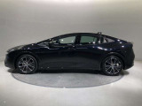 パッと見スポーツカーにも見えるのは気のせいでしょうか?いいラインをしているプリウスです!