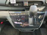 エアコン操作はタッチパネルです。
