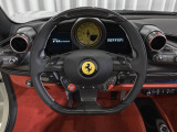LED付カーボンファイバー製ステアリングホイールを装着。エンジン回転数に合わせて点灯するLEDが、F1マシンのような高揚感を与えます。