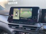 アラウンドビューモニター搭載で、上空からお車の周りを見る感覚で表示されます。一目で車両の周囲が確認できますので、車庫入れなどにも安心です。