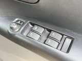 【電動格納ミラー】サイドミラーは電動格納式となっており、狭い駐車場でもキズがつくリスクを抑えられます。
