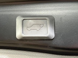 【パワーバックドア】スマートキーや運転席のボタンを押すだけでリアゲートが自動で開閉します!荷物を持っている時や、高い位置にあるバックドアを閉める際に便利な機能です♪