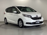 狭い駐車場でも、スライドドアならチャイルドシートへのお子さまの乗降や荷物の積載もスムーズ。とても便利な【両側電動スライドドア】ドアハンドを少し引くだけでリアドアが自動開閉します。