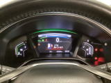 真ん中にスピードメーターを配した、見やすいメーターになっています。中央のインフォメーション画面でオドメーターや燃費などの情報を確認できます。