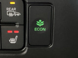 ECON モードをON にするとアクセルペダルの動きに対するエンジンの反応とエアコンの制御を切り換えることで、燃費のいい運転をするドライバーがペダルを踏んだ時と同じようにエンジンを制御します。