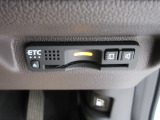 有料道路をキャッシュレスで通行できるETC車載器付きです。運転席足元に設置されています。ETCセットアップ費用は含まれておりません。別途必要となります。