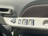 運転席になります。ドアミラーは電動格納ミラーになります。