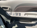 パワーウィンドウとなっています。運転席はオートになっているのでワンタッチ開閉することが出来ます。