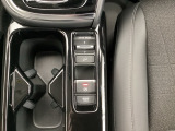 停車中にブレーキペダルを踏み続けなくてもブレーキ保持ができるオートマチックブレーキホールド機能もついております。運転席からも助手席からも自由に使えるドリンクホルダー付。