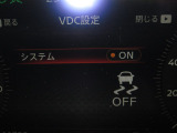 VDC(車両挙動安定化制御システム)とは、従来の車輪のロックを防ぐABS、車輪の空転を抑制するTCSに加え、クルマの横滑り、曲がるを制御し、走る・曲がる・止まるの全領域で安定性を確保するシステムです。