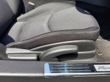 運転席にはドライバーの体型や好みに応じて前後方向だけでなく、高さの調整ができるシートリフターを装備!