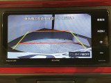 リバースギアに入れるだけで後方の表示へ切り替わります。夜間や雨の日の駐車も楽になりますよ。