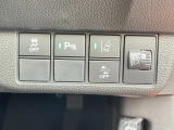 運転席右側にパーキングセンサーのスイッチや衝突軽減ブレーキ【CMBS】のスイッチ等がついています。