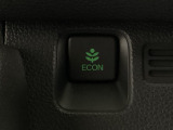 ECON モードをON にするとアクセルペダルの動きに対するエンジンの反応とエアコンの制御を切り換えることで、燃費のいい運転をするドライバーがペダルを踏んだ時と同じようにエンジンを制御します。