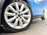 ●純正17インチアルミホイール:輸入車ならではの卓越した走りを支えるホイールと足回りです!日本車の走りに慣れている方にもぜひ体感して頂きたいほど、高いレベルでまとまっています!