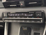 デュアルエアコンとは、運転席と助手席で、個別に温度設定ができる機能です。気温の感じ方は、人それぞれ違うもの。乗る人に優しい機能ですね。