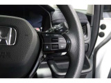 Hondaセンシングの機能のひとつ、アダプティブクルーズコントロール付!アクセルから足を離しても設定したスピードと前車との車間を保ち走行してくれます!車線維持もアシスト☆高速道路で疲労軽減ですね☆
