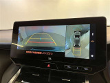 【パノラミックビューモニター】映像で、見づらい車両周辺の確認をアシスト。クルマを真上から見ているような映像を表示。 運転席から確認しにくい車両周囲の状況を把握。