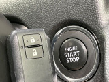 【アドバンストキー】カバンやポケットに入れたままでもドアの施錠・解錠が可能なスマートキーを装備。エンジンのオン・オフ時もカギを取り出す必要が無いからとっても便利です♪