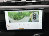 サラウンドカメラ(360&deg;カメラ) 車載のカメラを駆使し、車を真上から見下ろしている映像に変換、センターディスプレイに表示させ、安全な駐車をサポート。縦列駐車や狭い場所への駐車に大きく役立ちます。